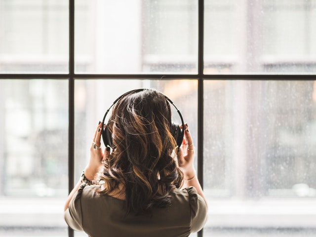Stänga ute världen med musik