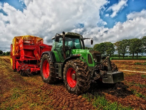 tractor-g0f4457f72_1920.jpg